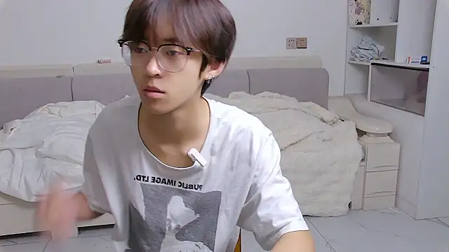 Snapshot of buding-001 chatting on March 31, 5:41 am buding-001 online show from March 31, 5:41 am