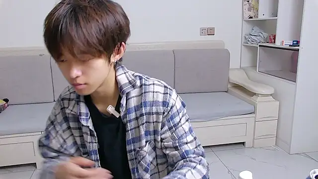 Snapshot of buding-001 chatting on April 1, 5:30 am buding-001 online show from April 1, 5:30 am