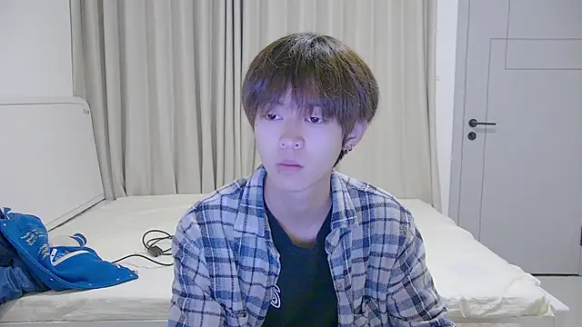 Snapshot of buding-001 chatting on April 2, 12:58 pm buding-001 online show from April 2, 12:58 pm