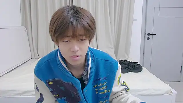 Snapshot of buding-001 chatting on April 3, 4:43 am buding-001 online show from April 3, 4:43 am