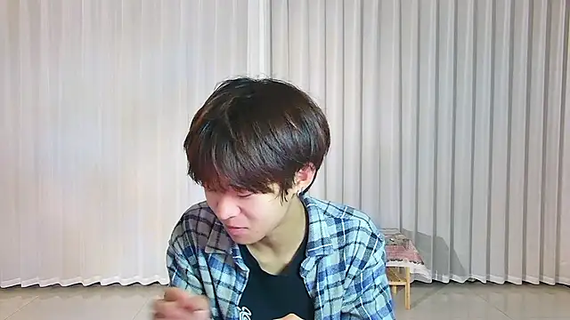 Snapshot of buding-001 chatting on April 4, 10:02 am buding-001 online show from April 4, 10:02 am