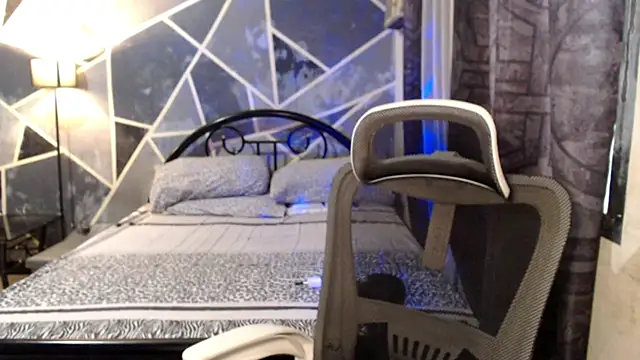 demeterfoxx online show from April 4, 1:04 am