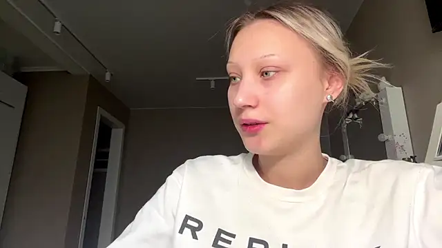 VibeAnna online show from April 2, 3:15 am