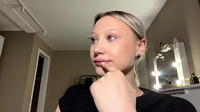 VibeAnna online show from April 4, 1:08 pm