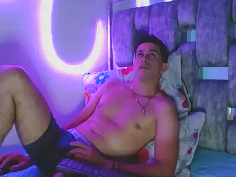 Snapshot of 21Latinlover chatting on April 2, 12:41 am 21Latinlover online show from April 2, 12:41 am