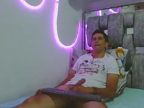 Snapshot of 21Latinlover chatting on April 2, 9:34 pm 21Latinlover online show from April 2, 9:34 pm