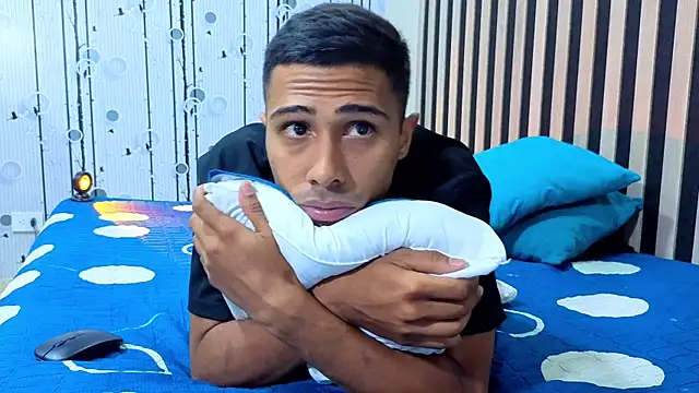 Snapshot of Charlies_Fox chatting on April 1, 7:11 pm Charlies Fox online show from April 1, 7:11 pm