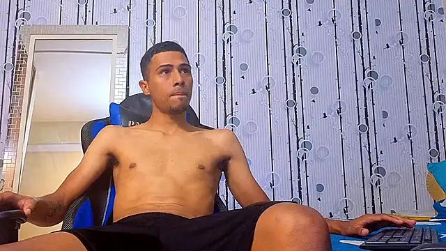 Snapshot of Charlies_Fox chatting on April 4, 7:11 pm Charlies Fox online show from April 4, 7:11 pm