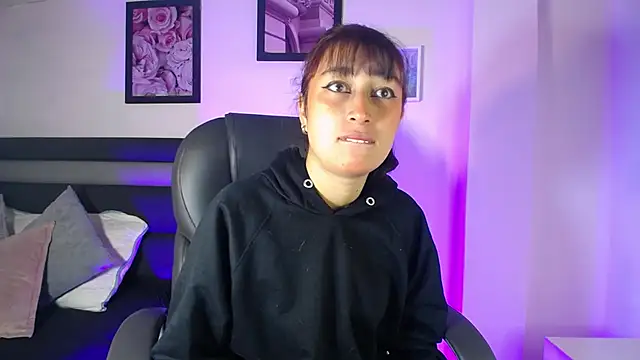 Snapshot of Fenixx_19 chatting on April 6, 11:22 am Fenixx 19 online show from April 6, 11:22 am