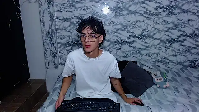 Snapshot of escanor_ar chatting on April 4, 6:33 am escanor ar online show from April 4, 6:33 am