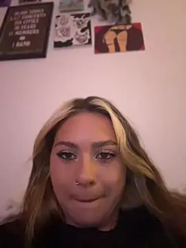 peachesncreamyy online show from July 10, 4:17 am