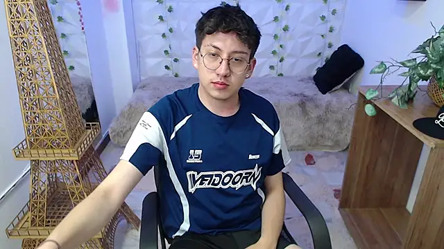 Snapshot of Evan_Connell chatting on March 30, 11:55 am Evan Connell online show from March 30, 11:55 am