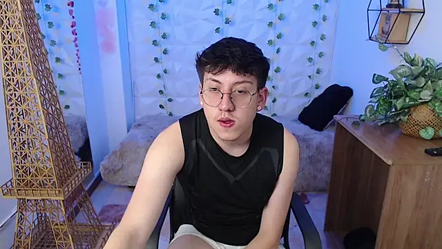 Snapshot of Evan_Connell chatting on April 1, 12:39 pm Evan Connell online show from April 1, 12:39 pm