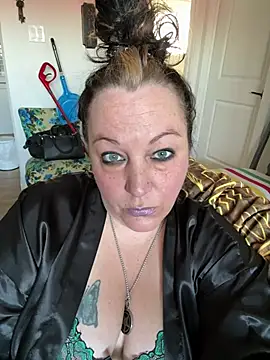 Queenemerald online show from March 28, 7:02 pm