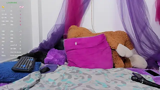 Snapshot of samduran77 chatting on April 3, 6:28 pm samduran77 online show from April 3, 6:28 pm