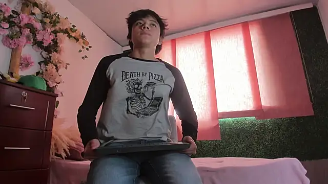 Snapshot of Max_gold chatting on April 4, 3:53 pm Max gold online show from April 4, 3:53 pm