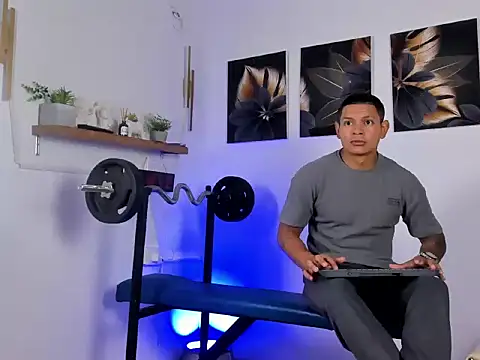 Snapshot of HenrryDouglas chatting on April 1, 5:43 pm HenrryDouglas online show from April 1, 5:43 pm