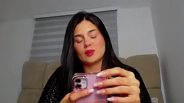 Snapshot of SofiaBanks_ chatting on April 20, 10:11 pm SofiaBanks online show from April 20, 10:11 pm