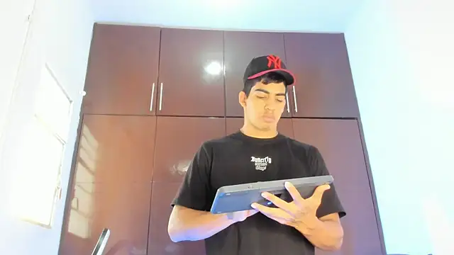 Snapshot of Milo_LatinBoy chatting on March 31, 7:03 pm Milo LatinBoy online show from March 31, 7:03 pm