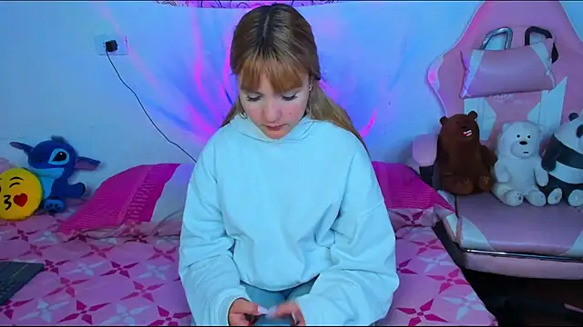 Snapshot of miaa_blondy chatting on April 6, 8:32 pm miaa blondy online show from April 6, 8:32 pm