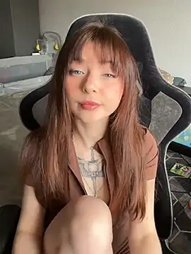 Snapshot of tiny_dreamer chatting on April 2, 9:51 am tiny dreamer online show from April 2, 9:51 am