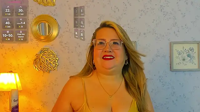 Snapshot of Martinacurvy_ chatting on March 31, 11:32 am Martinacurvy online show from March 31, 11:32 am