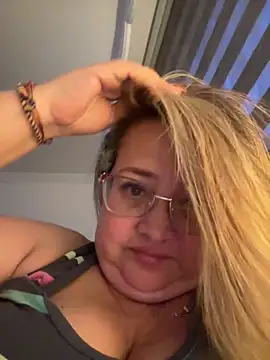 Snapshot of Martinacurvy_ chatting on April 1, 11:24 pm Martinacurvy online show from April 1, 11:24 pm