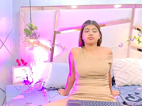 Snapshot of WinnieClarke chatting on April 1, 12:06 pm WinnieClarke online show from April 1, 12:06 pm