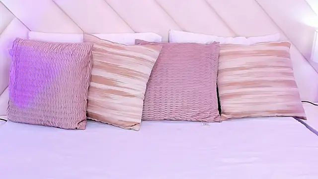 Snapshot of MoollyLove chatting on March 28, 2:05 pm MoollyLove online show from March 28, 2:05 pm