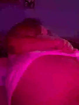 Snapshot of umawaifu chatting on April 4, 5:43 pm umawaifu online show from April 4, 5:43 pm