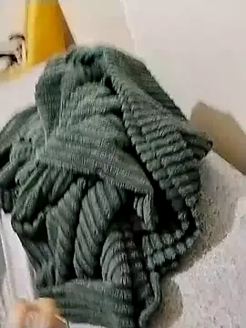 Snapshot of y2561 chatting on April 1, 12:50 pm y2561 online show from April 1, 12:50 pm