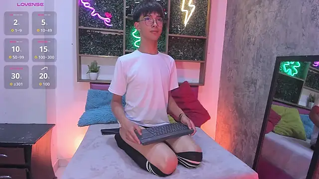 Snapshot of Eyden_Connor chatting on June 2, 11:07 pm Eyden Connor online show from June 2, 11:07 pm