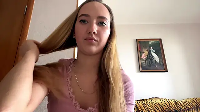 Snapshot of Liesenaniles chatting on March 31, 8:26 am Liesenaniles online show from March 31, 8:26 am