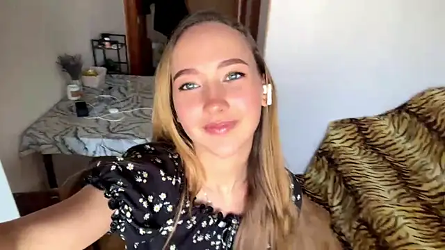 Snapshot of Liesenaniles chatting on April 1, 6:14 am Liesenaniles online show from April 1, 6:14 am