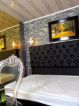 Snapshot of _Carolyn chatting on April 2, 4:04 pm Carolyn online show from April 2, 4:04 pm