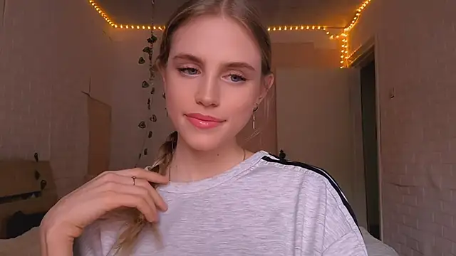 Snapshot of EveCoutch chatting on April 1, 12:06 pm EveCoutch online show from April 1, 12:06 pm