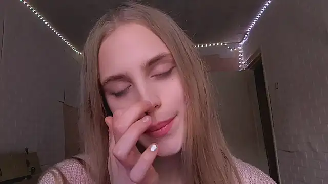 Snapshot of EveCoutch chatting on April 4, 11:40 am EveCoutch online show from April 4, 11:40 am