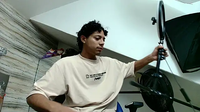 Snapshot of AustinandLuna chatting on April 1, 8:06 pm AustinandLuna online show from April 1, 8:06 pm