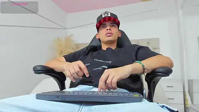 Snapshot of DrakoStone chatting on April 2, 9:12 pm DrakoStone online show from April 2, 9:12 pm