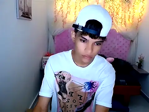 Snapshot of chris_evans77 chatting on April 6, 12:17 pm chris evans77 online show from April 6, 12:17 pm