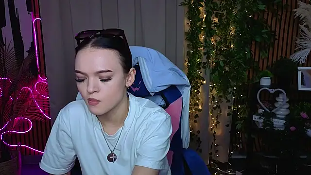 Snapshot of DoraMorgan chatting on April 5, 2:47 pm DoraMorgan online show from April 5, 2:47 pm