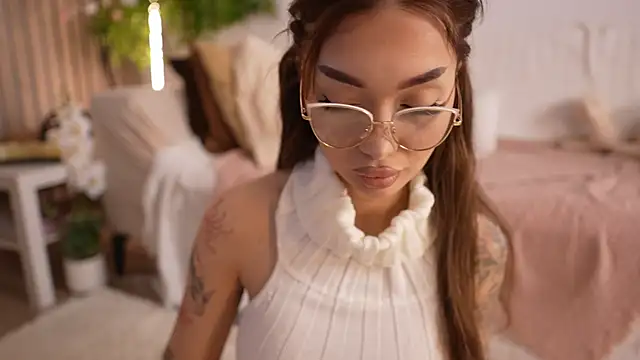 Snapshot of SashaFererra chatting on April 2, 5:21 pm SashaFererra online show from April 2, 5:21 pm