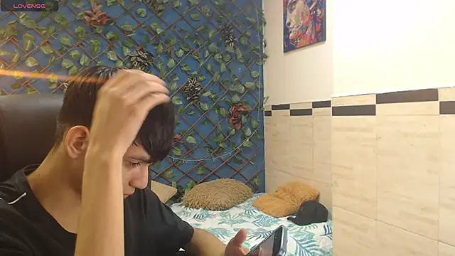 Snapshot of maxim_rod chatting on April 1, 3:18 am maxim rod online show from April 1, 3:18 am