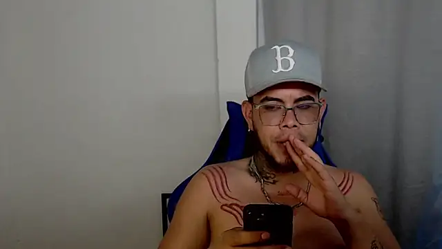 Snapshot of maik_gonsalez chatting on March 29, 5:35 pm maik gonsalez online show from March 29, 5:35 pm