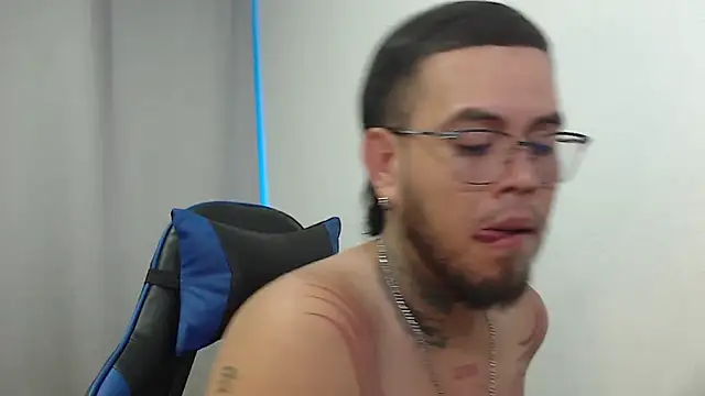 Snapshot of maik_gonsalez chatting on April 2, 9:34 pm maik gonsalez online show from April 2, 9:34 pm