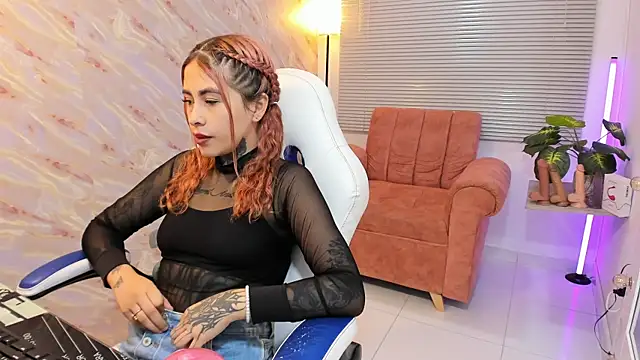 Snapshot of PreettyMoon1 chatting on April 1, 11:55 am PreettyMoon1 online show from April 1, 11:55 am