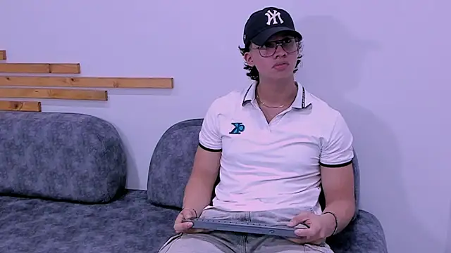 Snapshot of axxel_body chatting on March 28, 8:41 pm axxel body online show from March 28, 8:41 pm