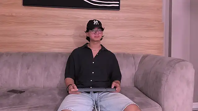 Snapshot of axxel_body chatting on March 30, 8:43 pm axxel body online show from March 30, 8:43 pm