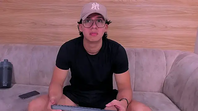 Snapshot of axxel_body chatting on April 4, 10:29 pm axxel body online show from April 4, 10:29 pm