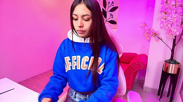 Snapshot of Charlotte_bower chatting on March 31, 11:21 am Charlotte bower online show from March 31, 11:21 am